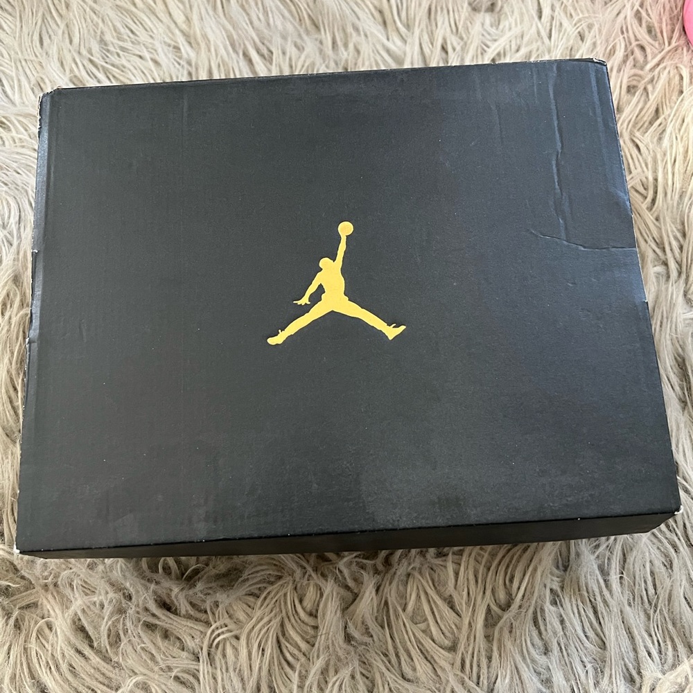 Air Jordan 1 Mid Boys size 4Y (5.5 women’s)